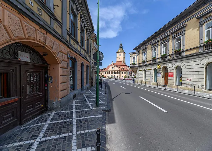 Central Lângă Biserica Neagră Și Turnul Alb
