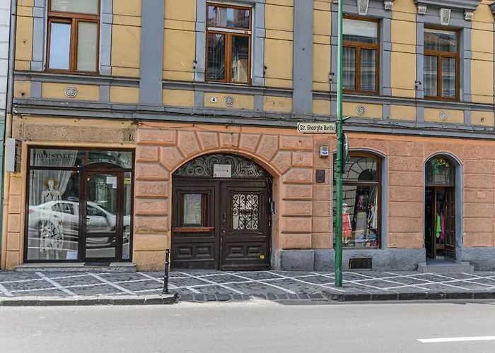 Central Lângă Biserica Neagră Și Turnul Alb